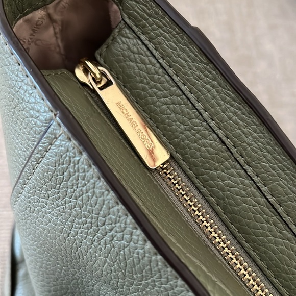 Michael Kors purse. Good condition. - Picture 8 of 9